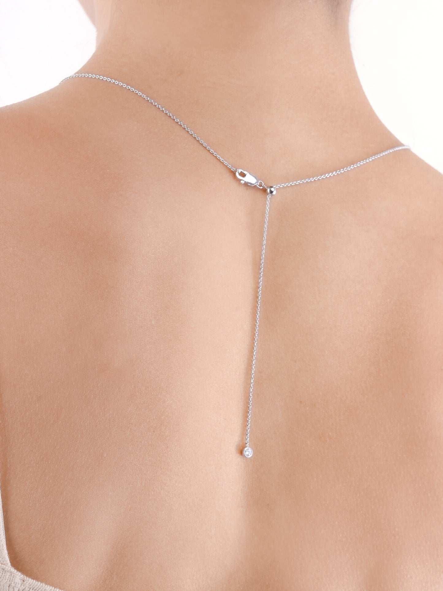 Mondays Made's necklace chain in S925 rhodium vermeil is easily adjustable to different lengths, with a moissanite adding a touch of sparkle at the end.