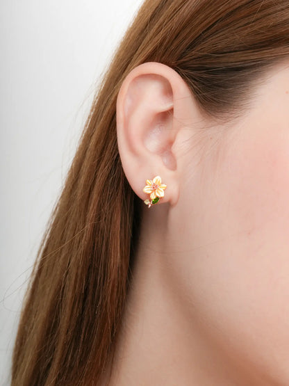 Carved Daffodil Stud Earrings 18K Rose Gold (2) – Mondays Made Flower & Birthstone Jewelry Singapore