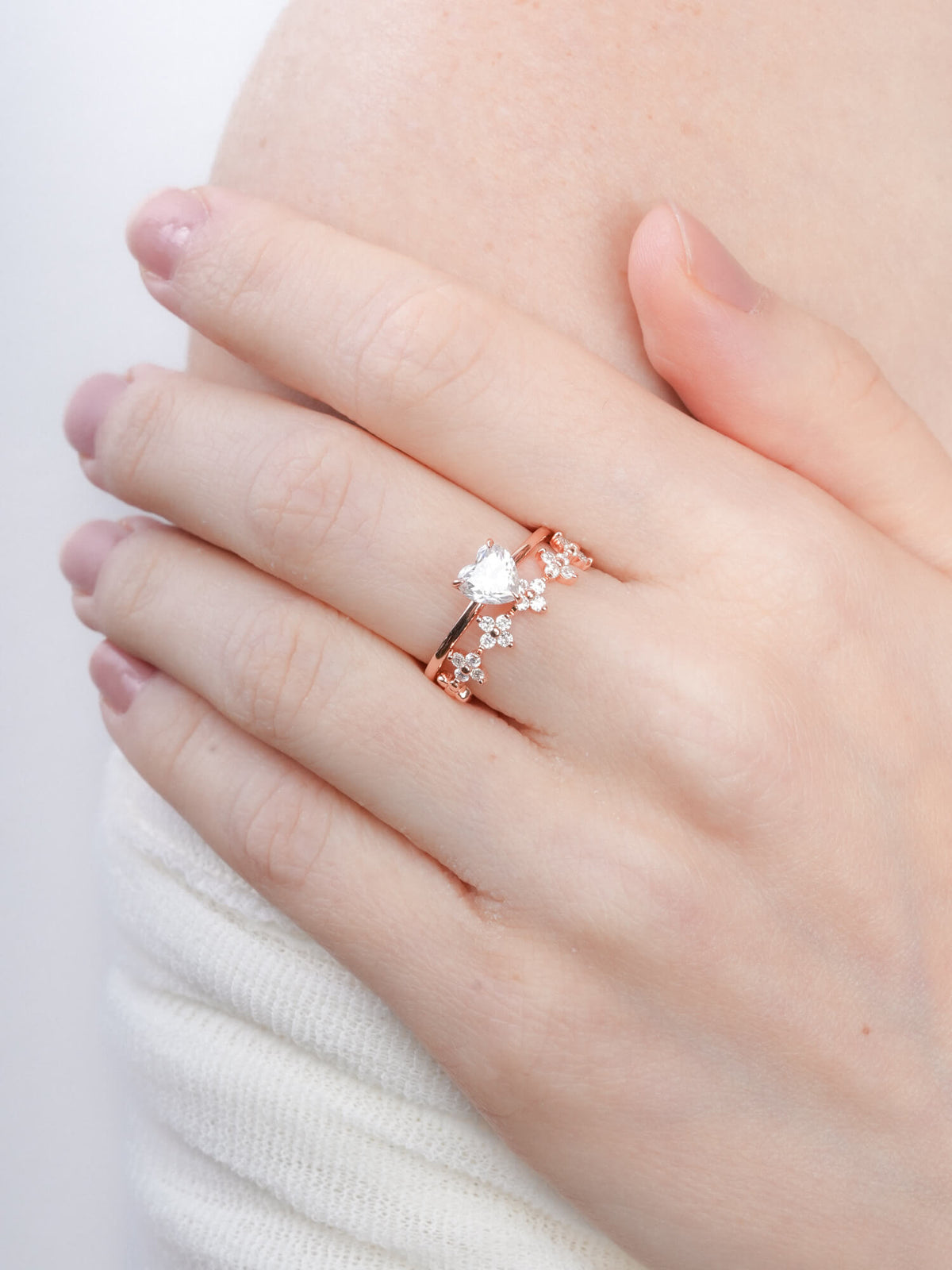 Moissanite Clover Band Reversible 18K Rose Gold (8) – Mondays Made Flower & Birthstone Jewelry Singapore