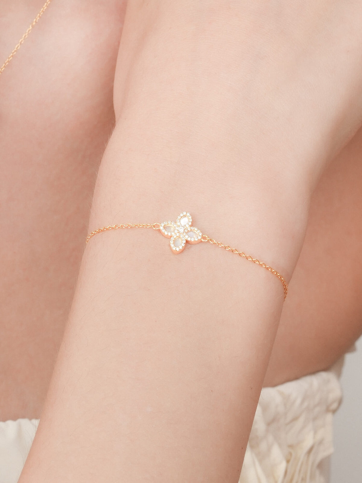 Motherof Pearl Clover Bracelet Reversible 18K Gold (4) – Mondays Made Flower & Birthstone Jewelry Singapore