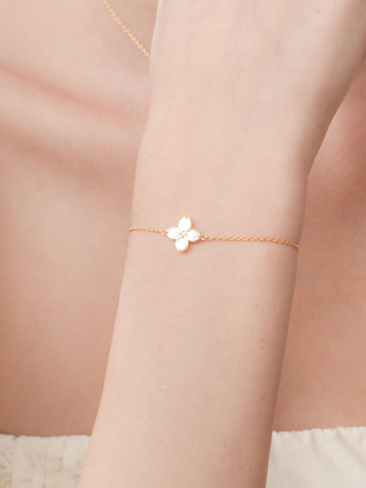 Motherof Pearl Clover Bracelet Reversible 18K Gold (6) – Mondays Made Flower & Birthstone Jewelry Singapore