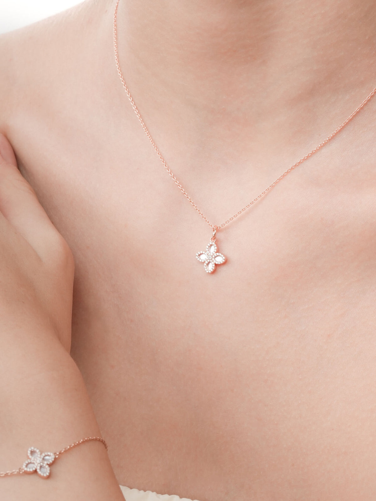 Motherof Pearl Clover Necklace Reversible 18K Rose Gold (14) – Mondays Made Flower & Birthstone Jewelry Singapore