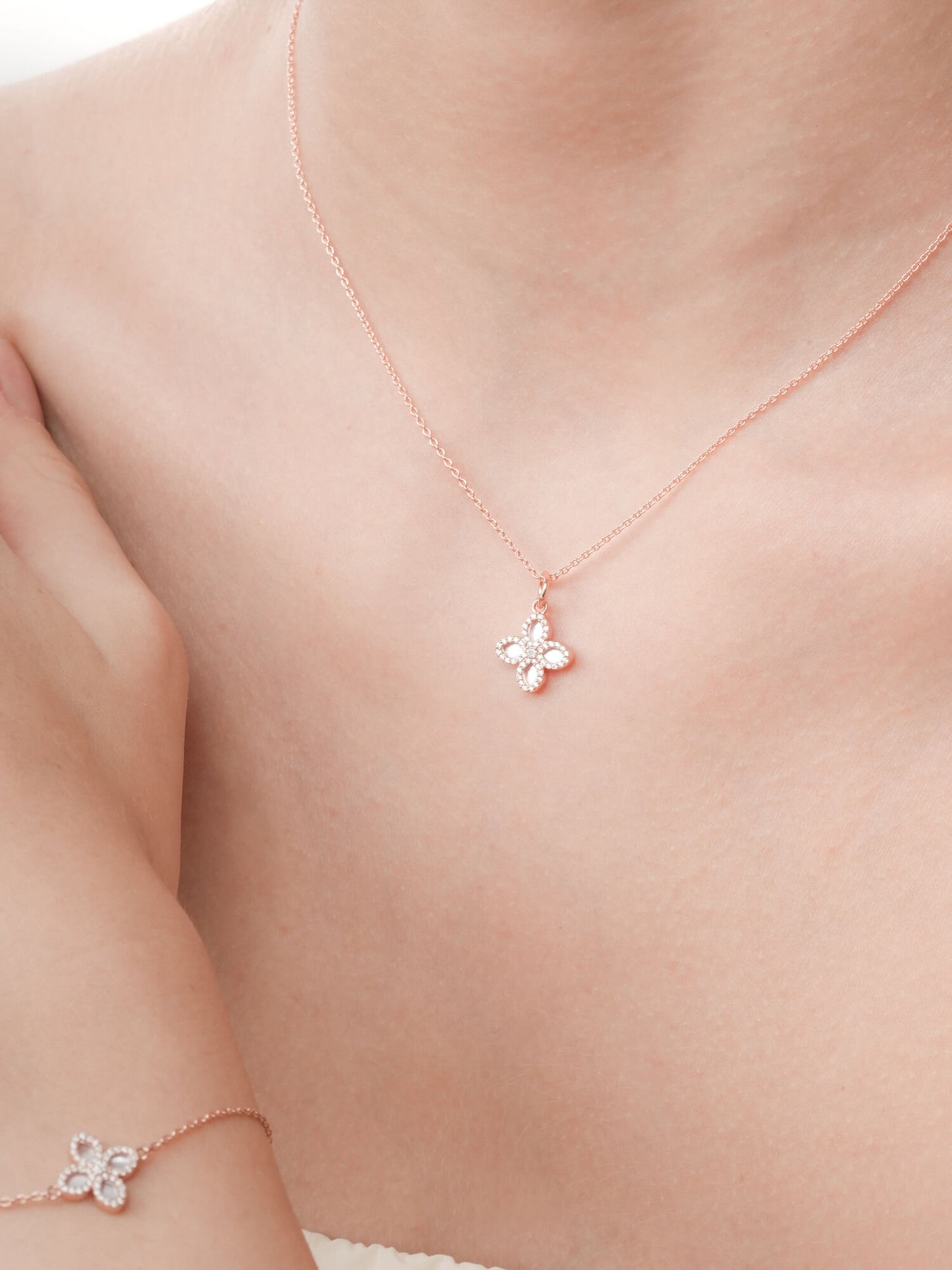 Mother of Pearl Clover Necklace – Reversible