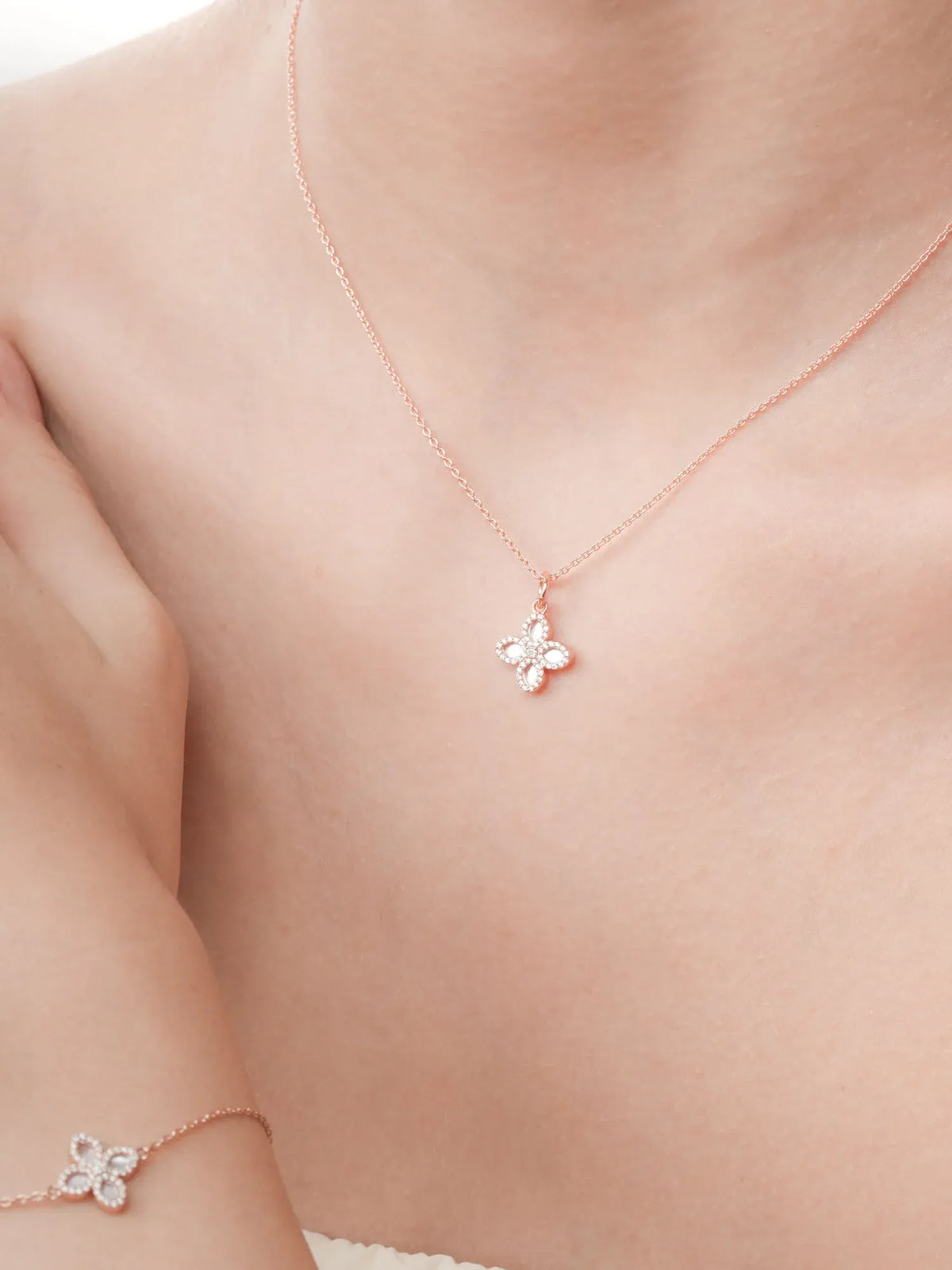 Mother of Pearl Clover Necklace – Reversible