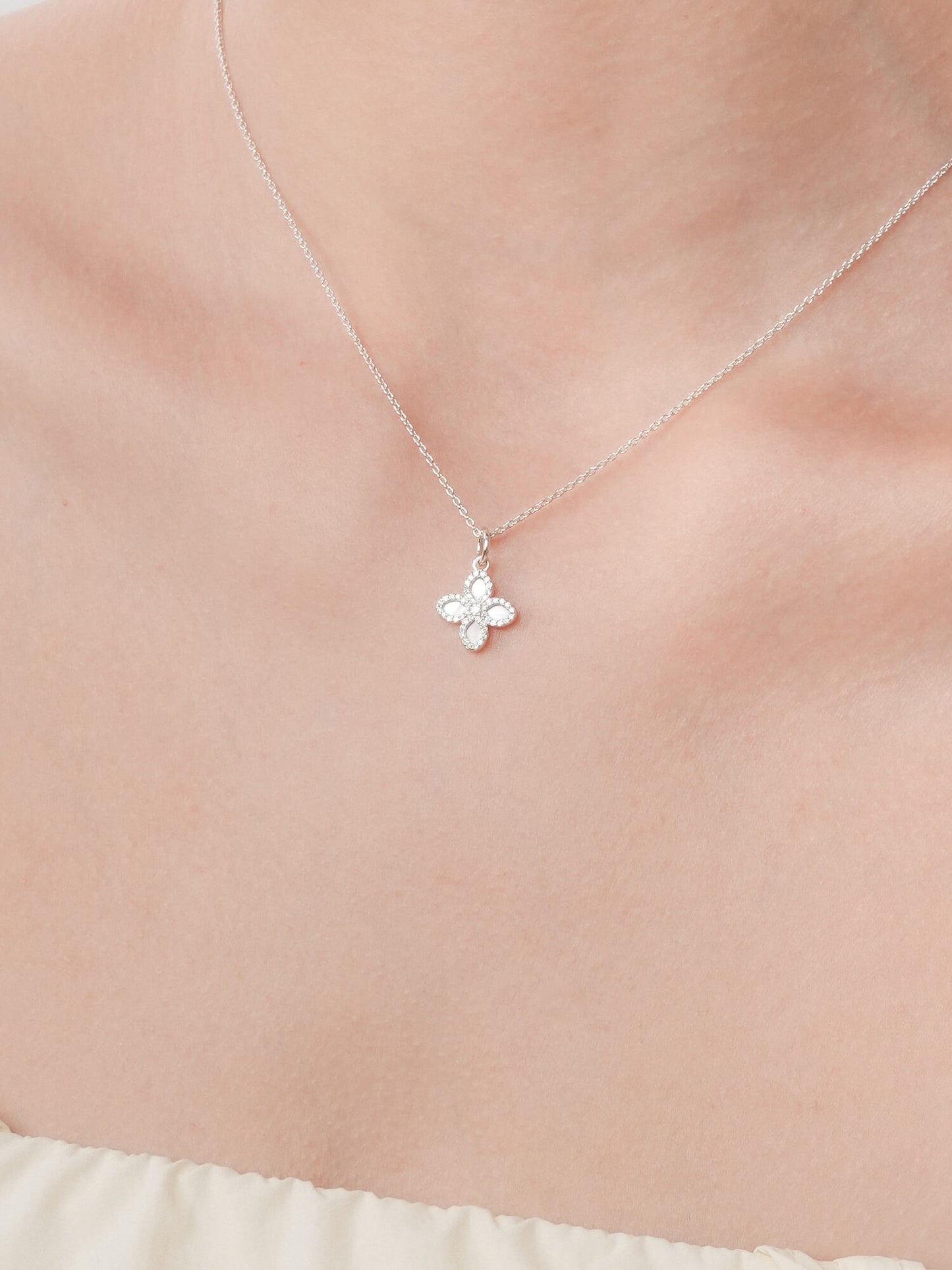 Mother of Pearl Clover Necklace – Reversible