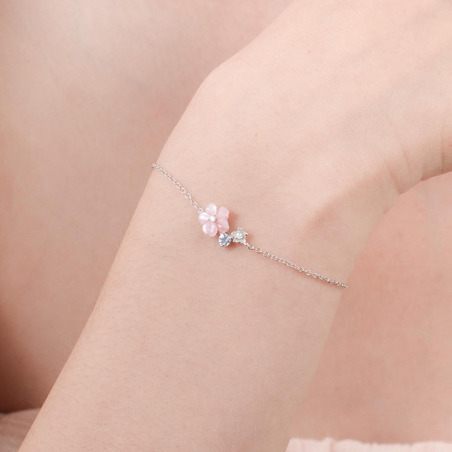 Delicate s925 rhodium vermeil bracelet with pink Mother of Pearl handcarved flower, aquamarine gemstone and metal flower in a cluster